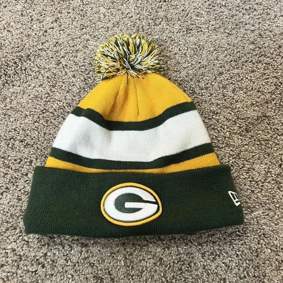 NFL Green Bay Packers Beanie Football Fan Thermal Hat Cap Tassel Poof Sports - Picture 1 of 11